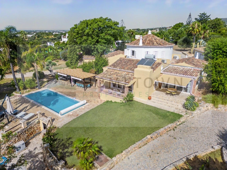 Moradia T4 para Venda em Santa Barbara de Nexe Foto 1