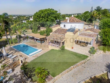 Moradia T4 para Venda em Santa Barbara de Nexe