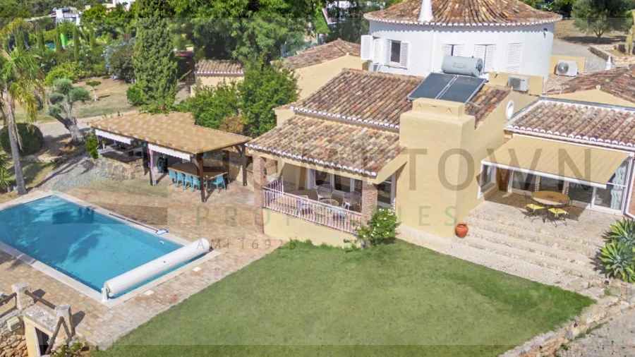 Moradia T4 para Venda em Santa Barbara de Nexe