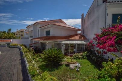 Moradia T6 para Arrendamento em Carcavelos e Parede