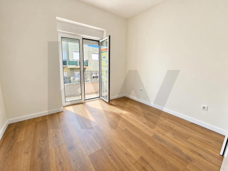 Apartamento T2 para Arrendamento em Mina de Água Foto 12