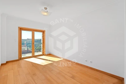 Apartamento T3 para Arrendamento em Carnaxide e Queijas