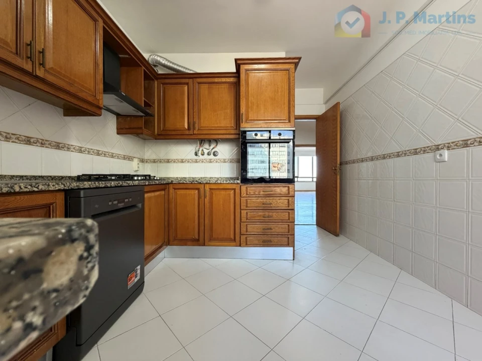 Apartamento T3 para Venda em Alfragide Foto 11