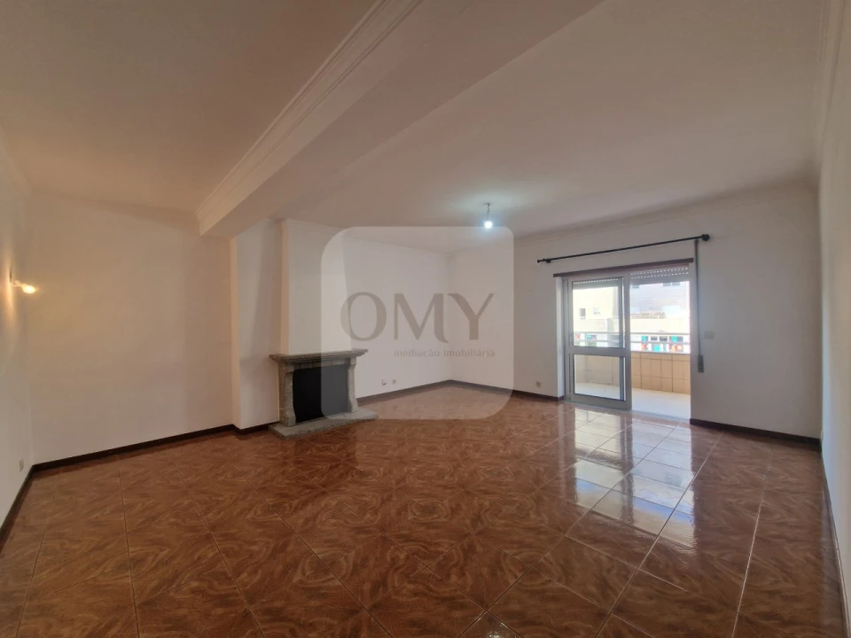 Apartamento T3 para Arrendamento em Nossa Senhora da Conceição, São Pedro e São Dinis Foto 2
