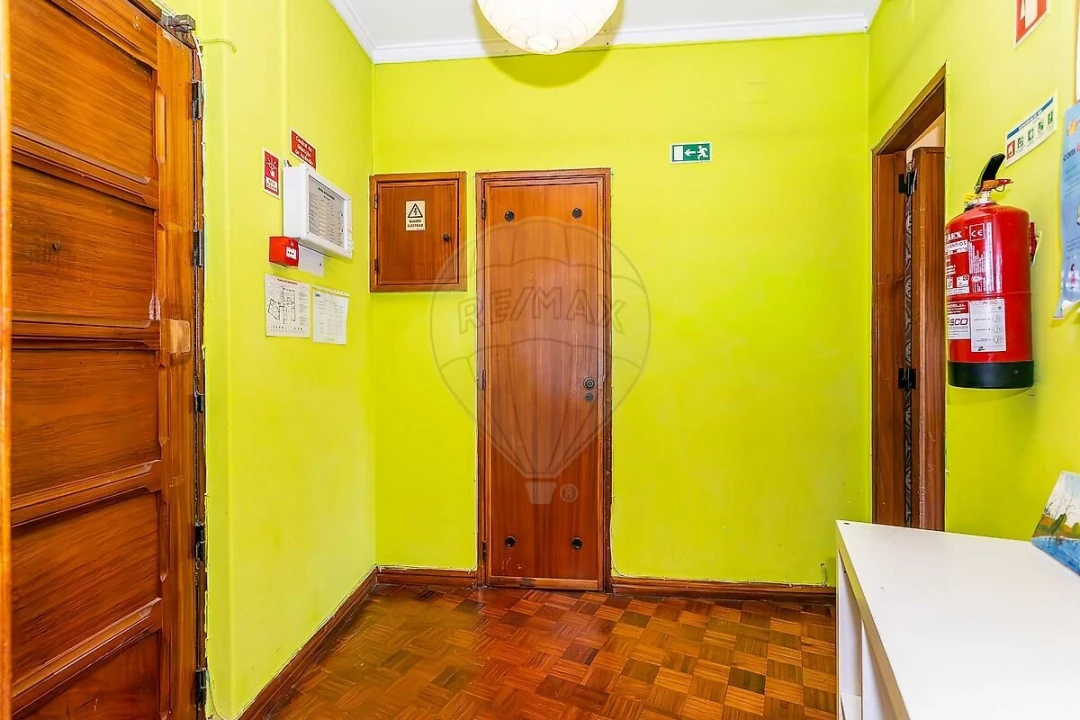 Apartamento T1 para Venda em Areeiro Foto 6