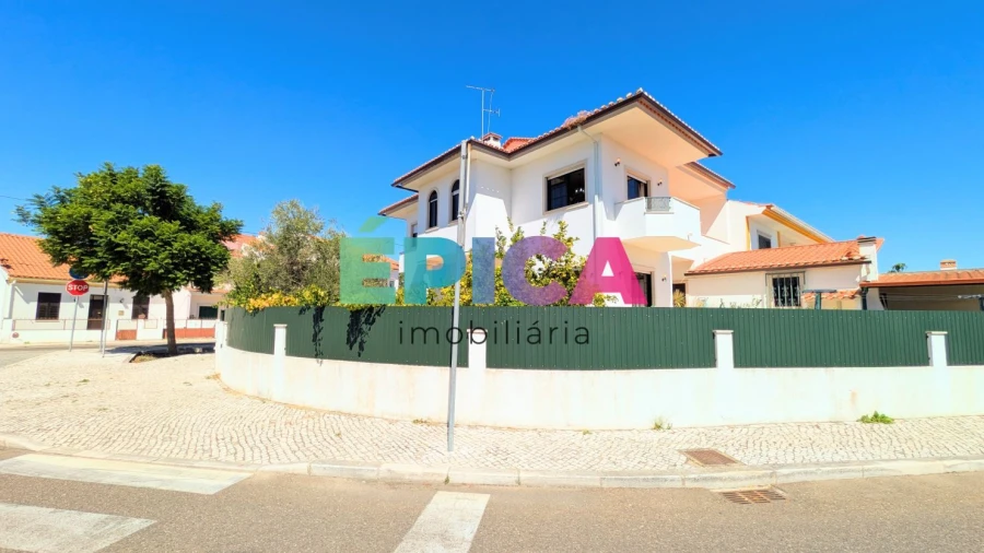 Moradia T5 para Venda em São João Baptista