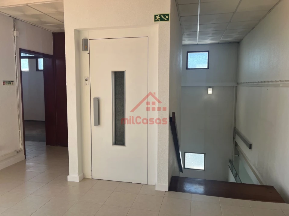 Escritório para Arrendamento em Santa Maria, São Pedro e Matacães Foto 2