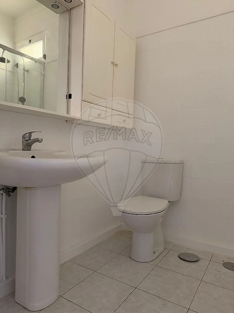 Apartamento T1 para Arrendamento em Santa Maria, São Pedro e Matacães Foto 2