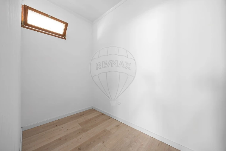 Apartamento T1 para Arrendamento em Santa Maria, São Pedro e Matacães Foto 12