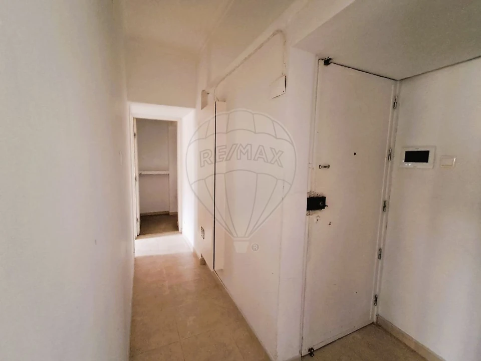 Apartamento T2 para Venda em Campolide Foto 3