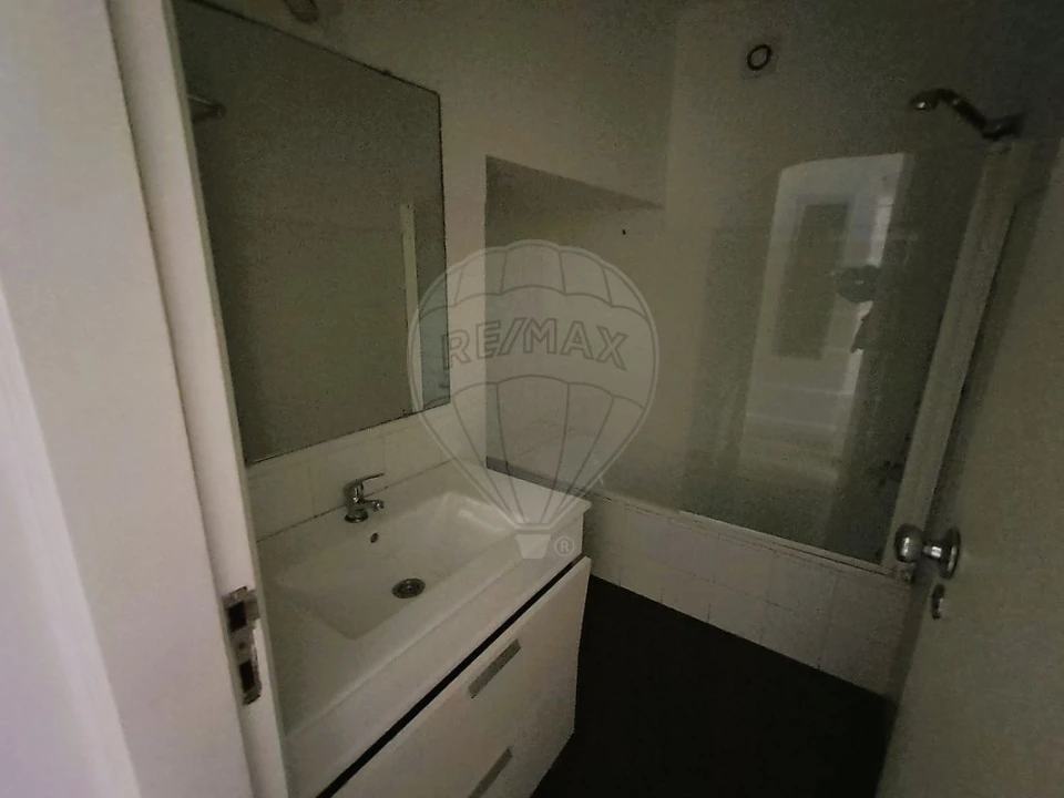 Apartamento T2 para Venda em Campolide Foto 6