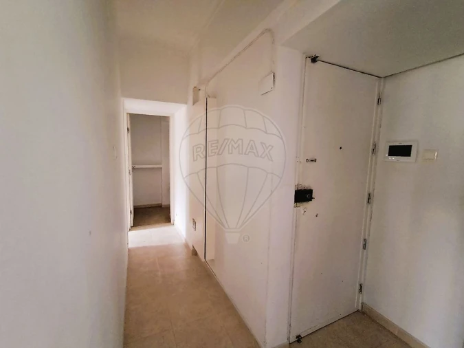 Apartamento T2 para Venda em Campolide Foto 2