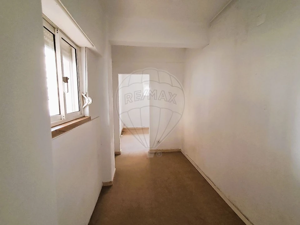Apartamento T2 para Venda em Campolide Foto 9