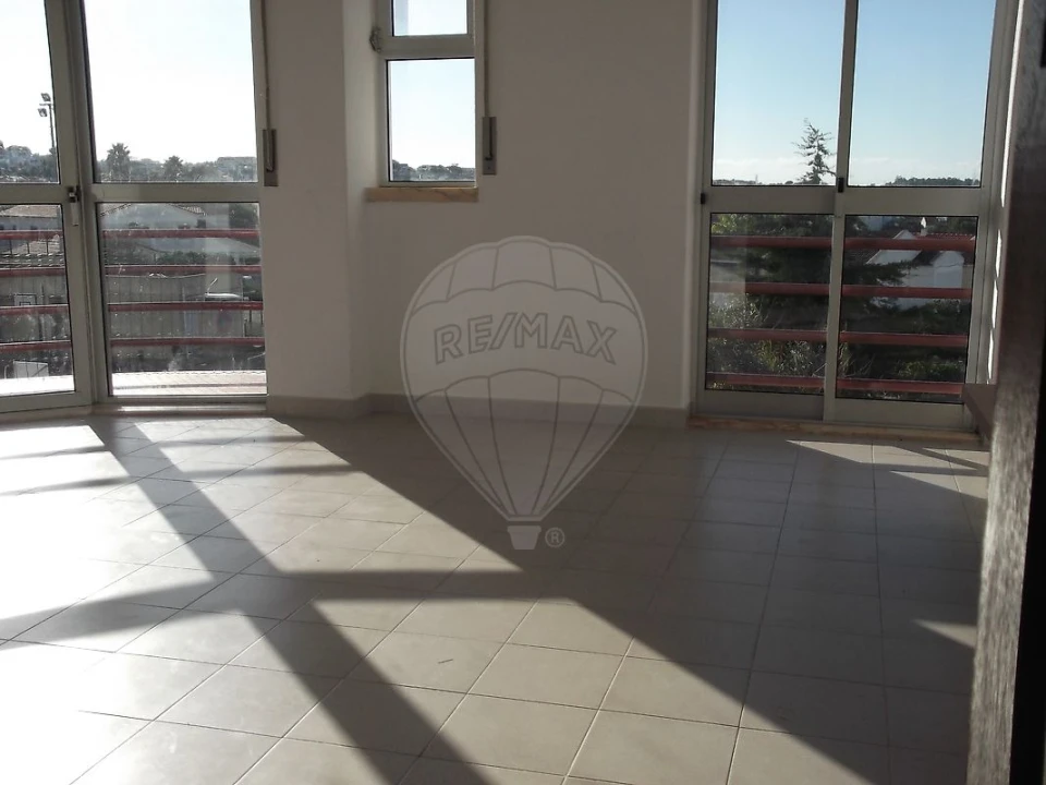 Apartamento T2 para Arrendamento em Sesimbra (Castelo) Foto 3