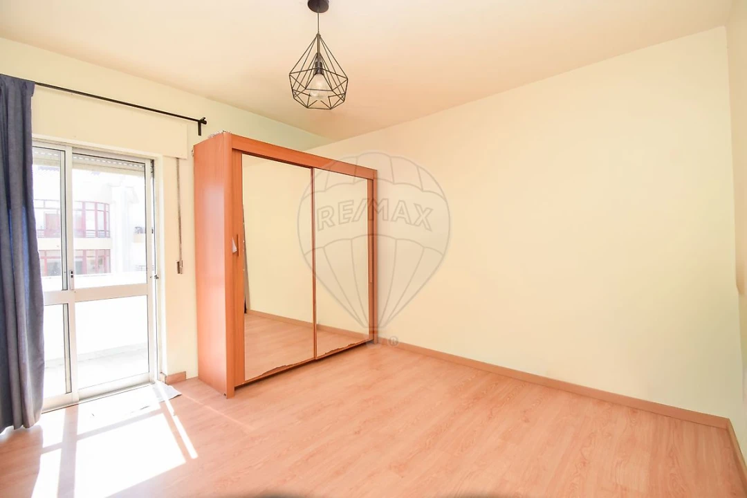 Apartamento T2 para Venda em Algueirão-Mem Martins Foto 2