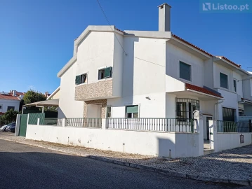 Moradia T4 para Venda em Algés, Linda-A-Velha e Cruz Quebrada-Dafundo