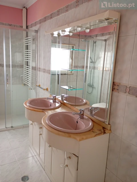 Moradia T4 para Venda em Algés, Linda-A-Velha e Cruz Quebrada-Dafundo