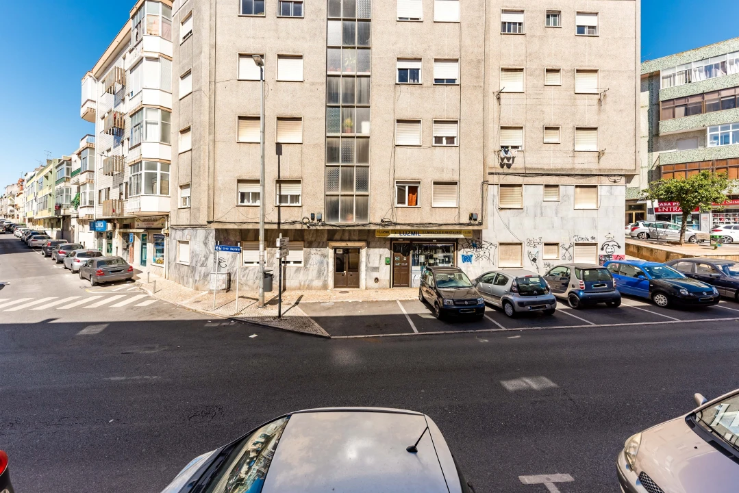 Apartamento T2 para Venda em Agualva e Mira-Sintra Foto 2