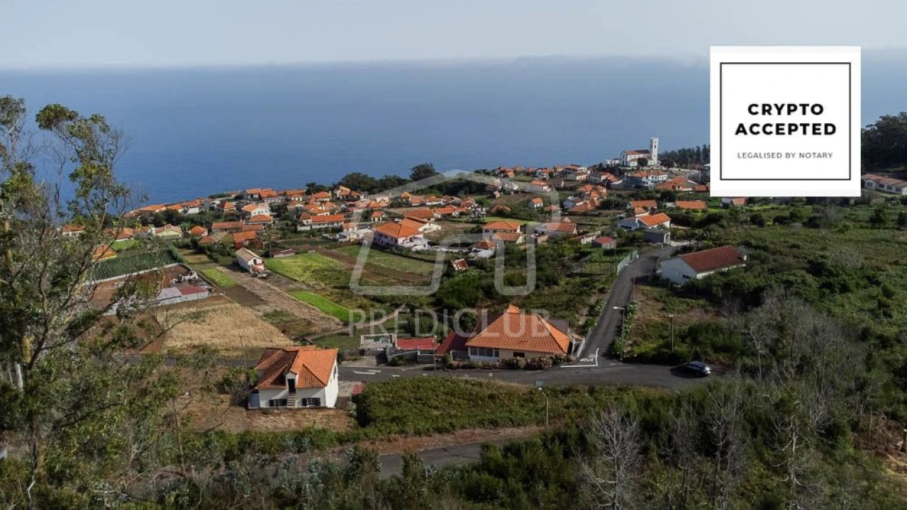 Terreno para Venda em Porto Moniz Foto 1