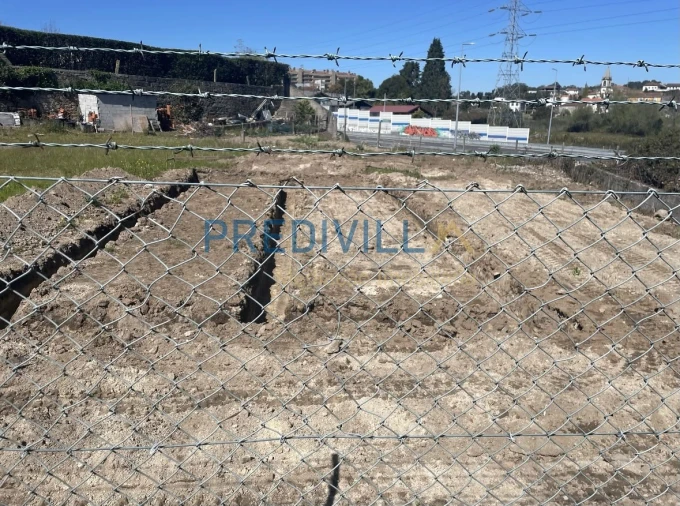 Terreno para Venda em Cidade da Maia Foto 2