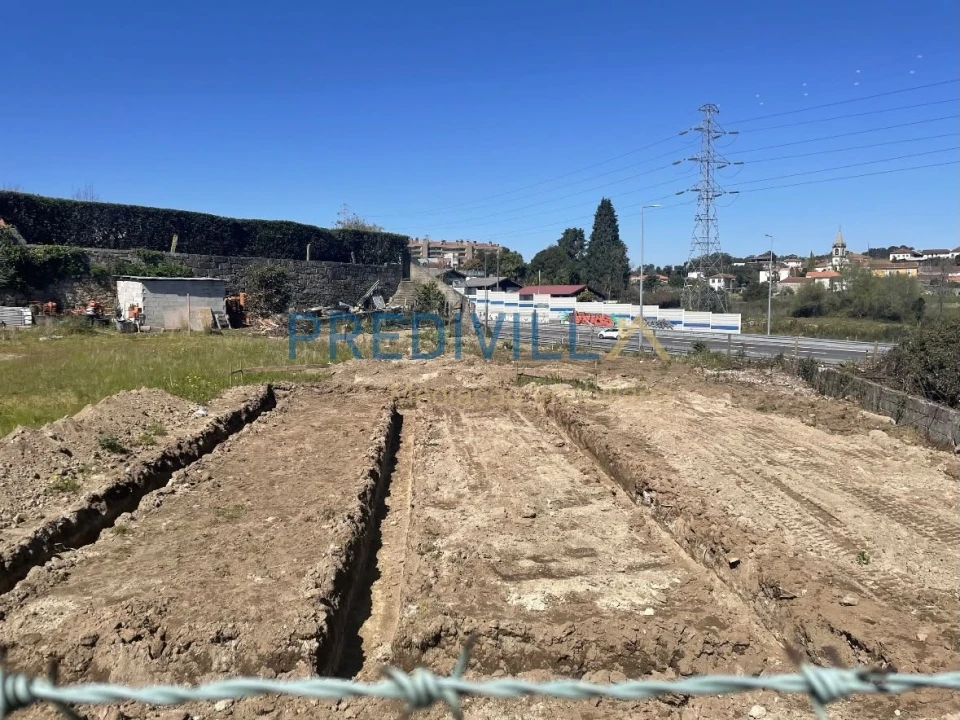 Terreno para Venda em Cidade da Maia Foto 1
