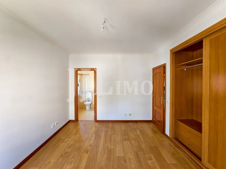 Apartamento T3 para Arrendamento em Ramada e Caneças Foto 25