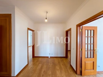 Apartamento T3 para Arrendamento em Ramada e Caneças