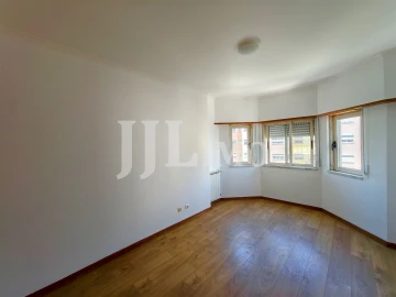 Apartamento T3 para Arrendamento em Ramada e Caneças