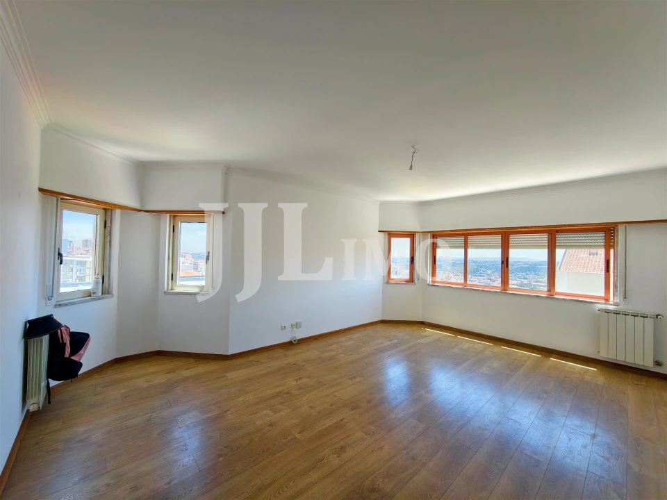 Apartamento T3 para Arrendamento em Ramada e Caneças Foto 1
