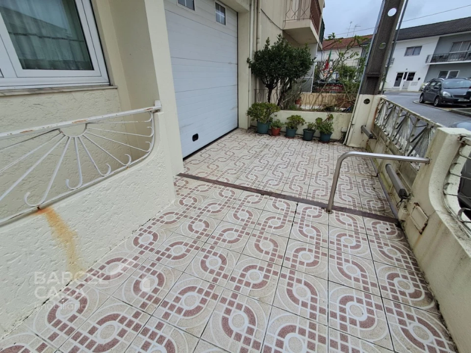 Moradia T5 para Venda em Arcozelo Foto 2