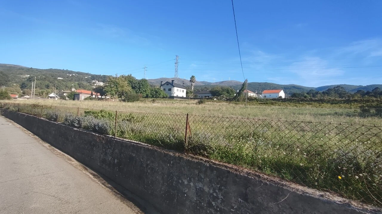 Terreno para Venda em Prado e Remoães Foto 2