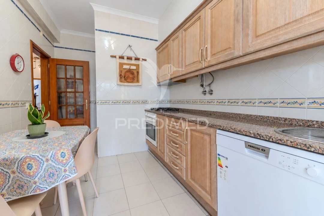 Apartamento T3 para Venda em Estômbar e Parchal Foto 2