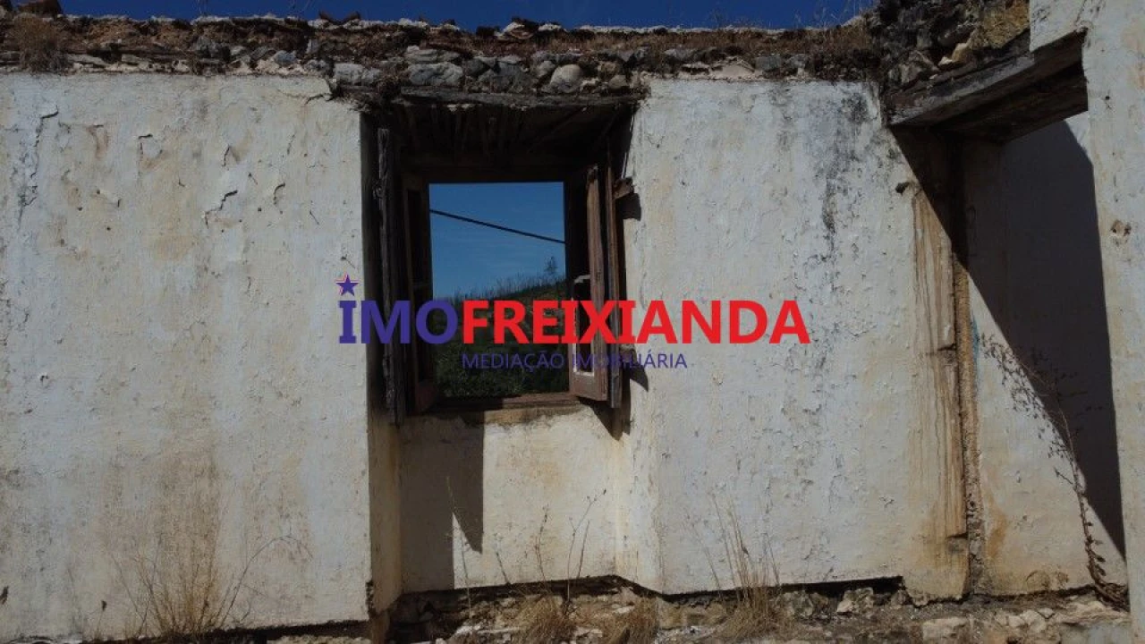 Moradia T2 para Venda em Chãos Foto 6