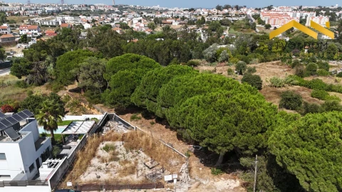 Terreno para Venda em Charneca de Caparica e Sobreda