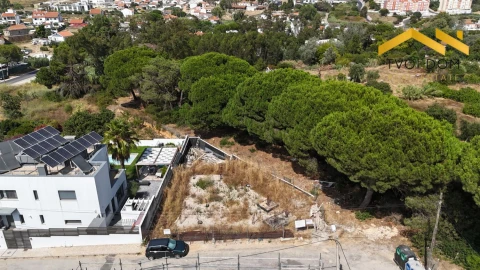 Terreno para Venda em Charneca de Caparica e Sobreda