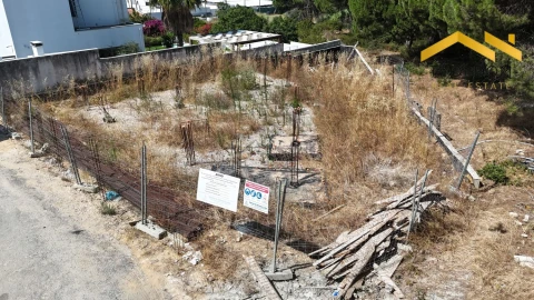 Terreno para Venda em Charneca de Caparica e Sobreda