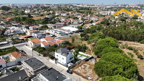 Terreno para Venda em Charneca de Caparica e Sobreda