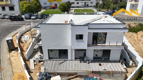 Moradia T4 para Venda em Charneca de Caparica e Sobreda
