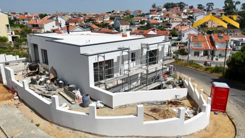 Moradia T4 para Venda em Charneca de Caparica e Sobreda