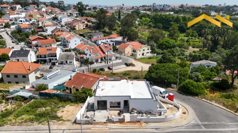 Moradia T4 para Venda em Charneca de Caparica e Sobreda