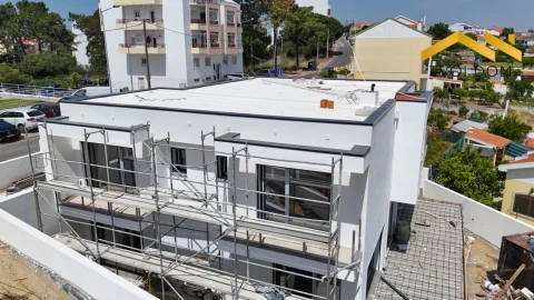 Moradia T4 para Venda em Charneca de Caparica e Sobreda