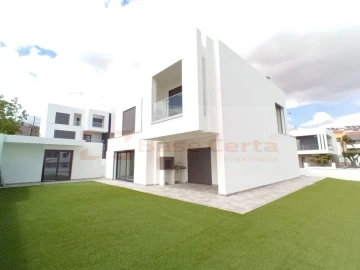 Moradia T4 para Venda em Corroios
