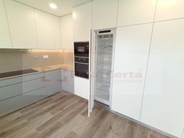 Moradia T5 para Venda em Pontinha e Famões