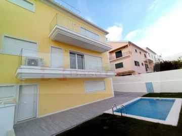 Moradia T5 para Venda em Pontinha e Famões