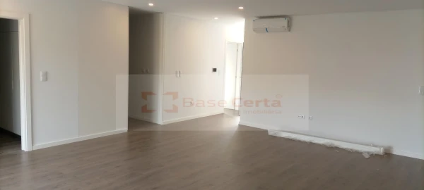 Moradia T5 para Venda em Pontinha e Famões
