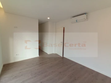 Moradia T5 para Venda em Pontinha e Famões