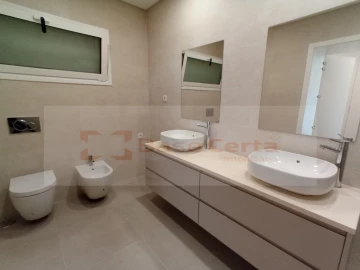 Moradia T5 para Venda em Pontinha e Famões