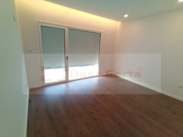 Moradia T5 para Venda em Pontinha e Famões