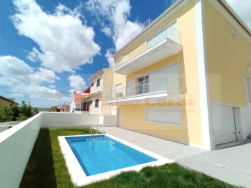 Moradia T5 para Venda em Pontinha e Famões