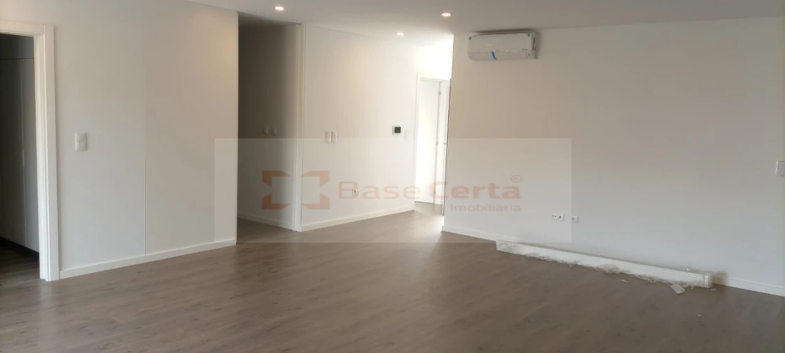 Moradia T5 para Venda em Pontinha e Famões Foto 10